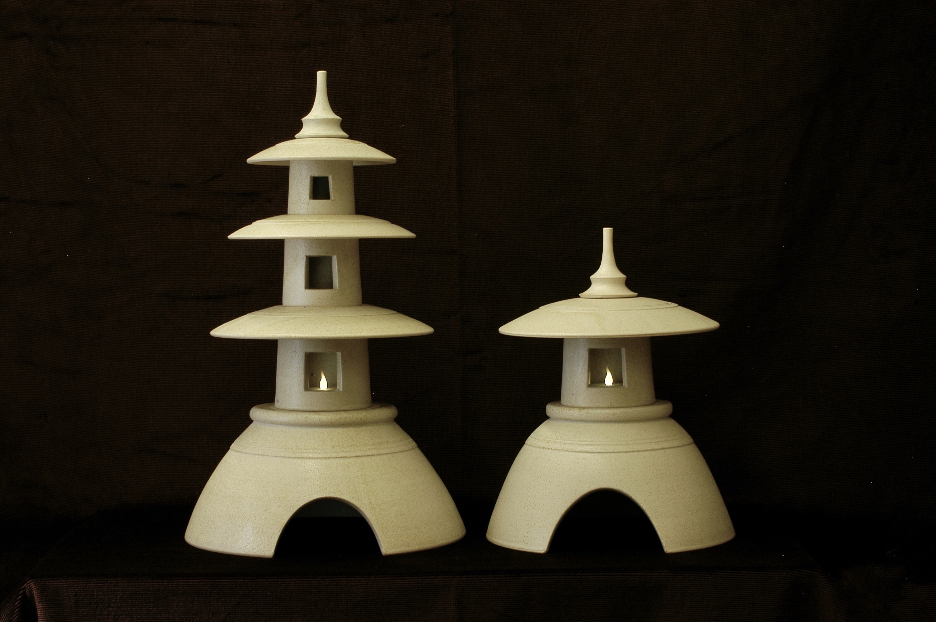 Snow_scene_and_stupa_lanterns.jpeg